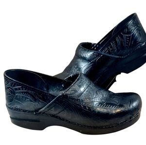 Dansko Black Tooled Leather Floral Professional Stapled Clogs EU 40 US 9.5
